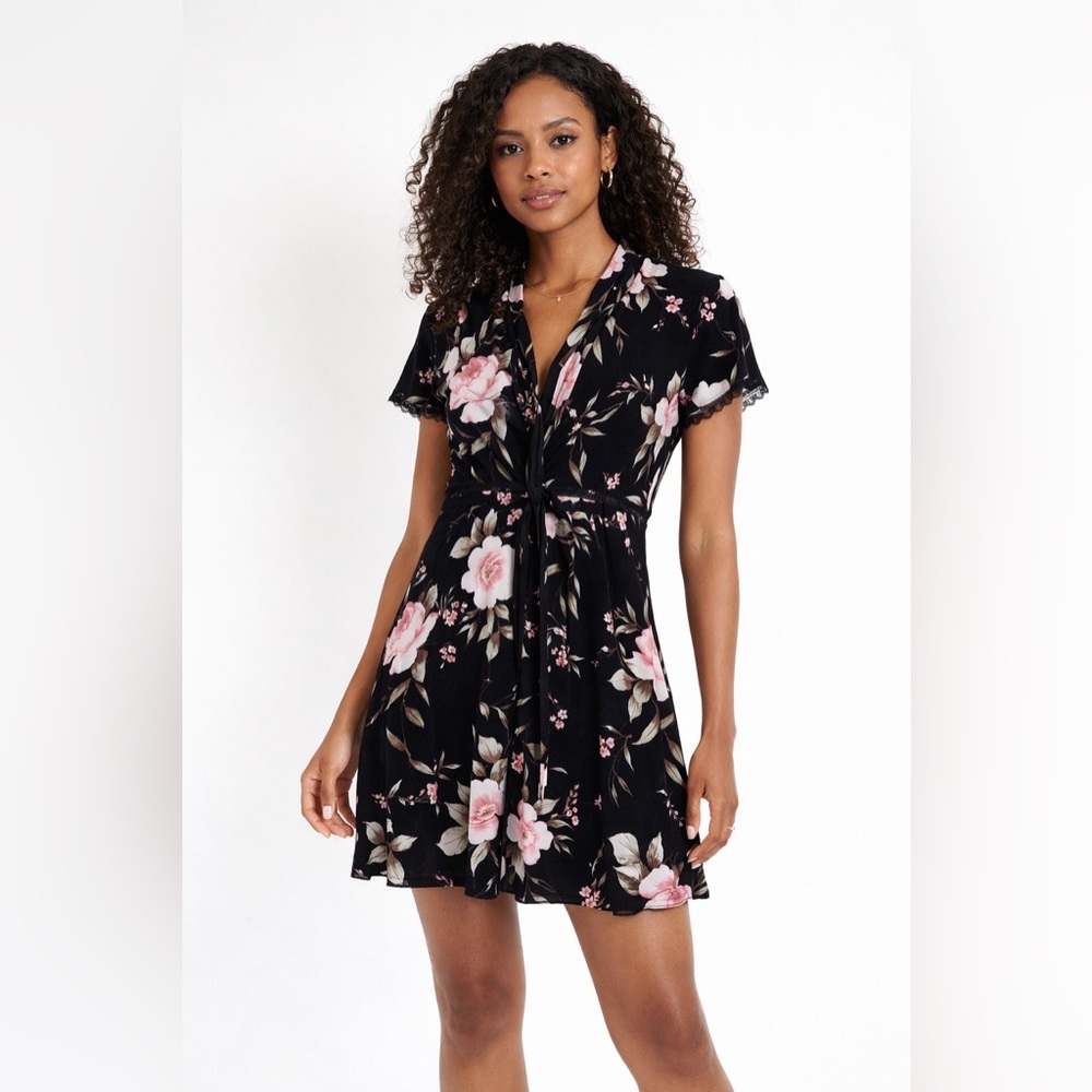 Alice + Olivia Black Floral Lace Trim Dress Short Sleeve V-Neck Romantic